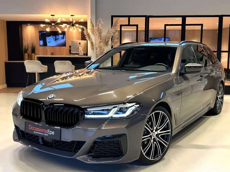Grijs, metallic lak Gebruikt 2020 BMW 520 M Sport Stationwagen | € 36.900 (Duur) - Afbeelding 1/4