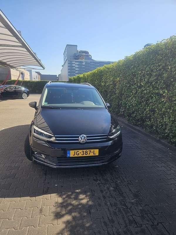 Zwart Occasion 2016 VW Touran Highline MPV | € 14.950 (Goede deal) - Afbeelding 1/4
