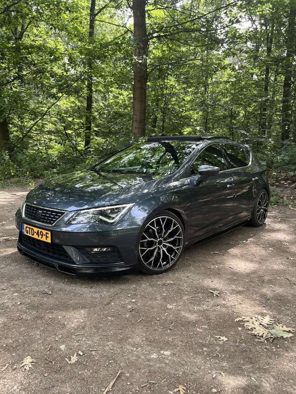 Grijs Gebruikt 2020 Seat Leon Stationwagen | € 20.850 (Eerlijke prijs) - Afbeelding 1/4