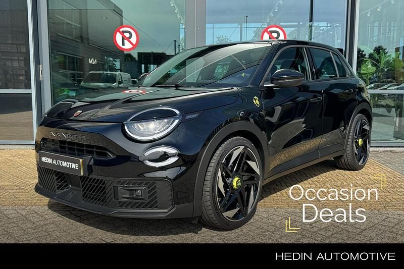 Zwart Nieuw 2025 Fiat 600E Abarth SUV | € 36.995 - Afbeelding 1/4