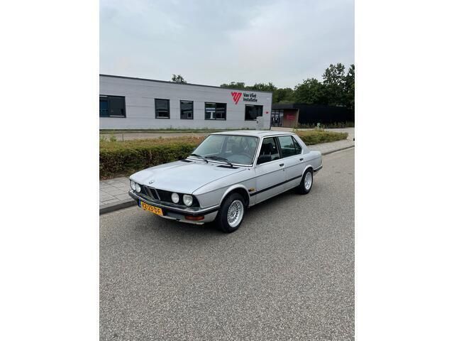 Grijs Gebruikt 1984 BMW 520 Sedan | € 5.999 - Afbeelding 1/4