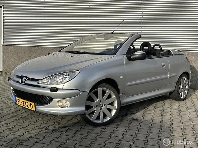 Grijs Gebruikt 2004 Peugeot 206 CC Cabriolet | € 1.799 (Eerlijke prijs) - Afbeelding 1/4