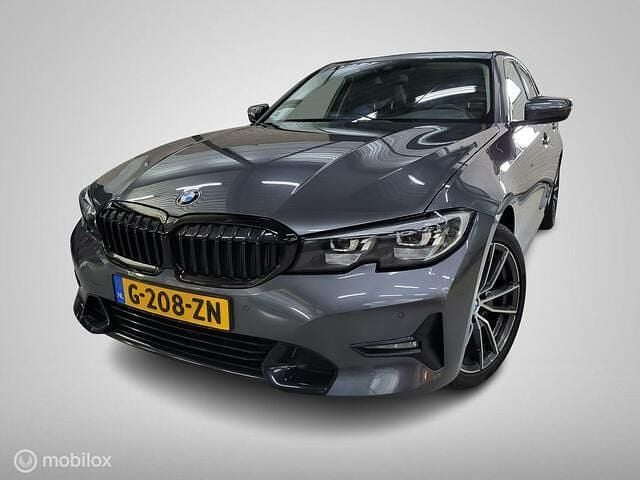 Grijs Gebruikt 2020 BMW 320 Executive Sedan | € 27.450 (Eerlijke prijs) - Afbeelding 1/4