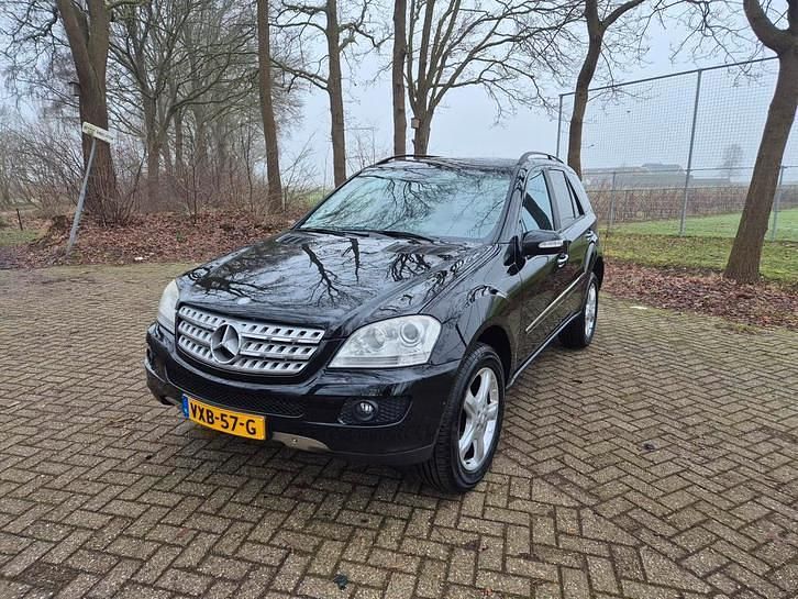 Zwart Occasion 2006 Mercedes ML280 SUV | € 6.950 (Eerlijke prijs) - Afbeelding 1/4