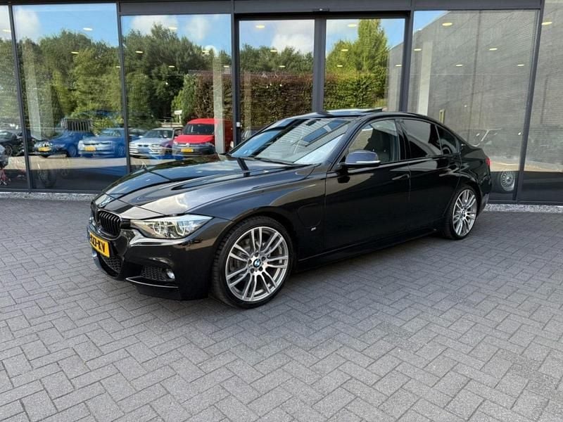 Zwart Gebruikt 2018 BMW 330e M Sport Sedan | € 21.900 (Goede deal) - Afbeelding 1/4