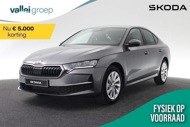 Grijs Gebruikt 2024 Skoda Octavia First Edition Hatchback | € 40.958 - Afbeelding 1/4