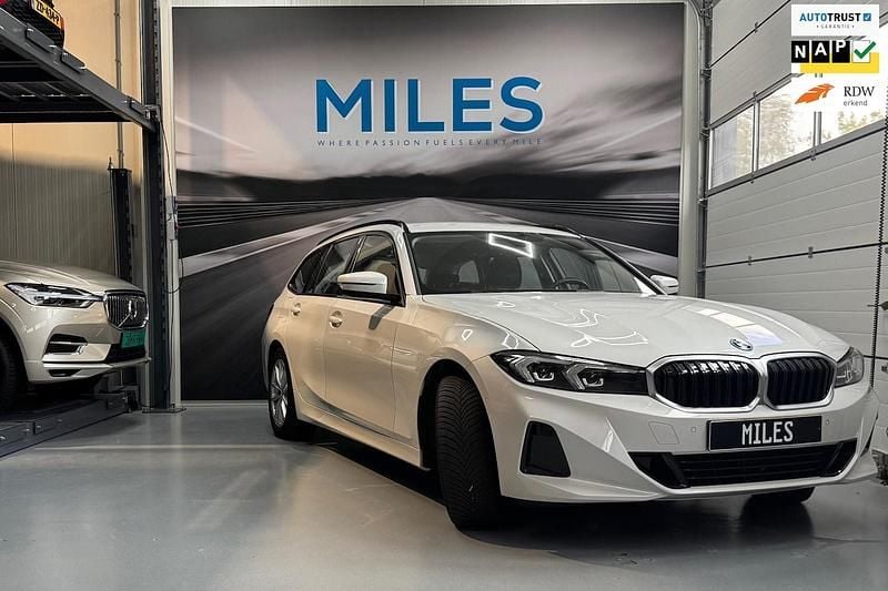 Wit Occasion 2023 BMW 320e Stationwagen | € 31.995 (Eerlijke prijs) - Afbeelding 1/4