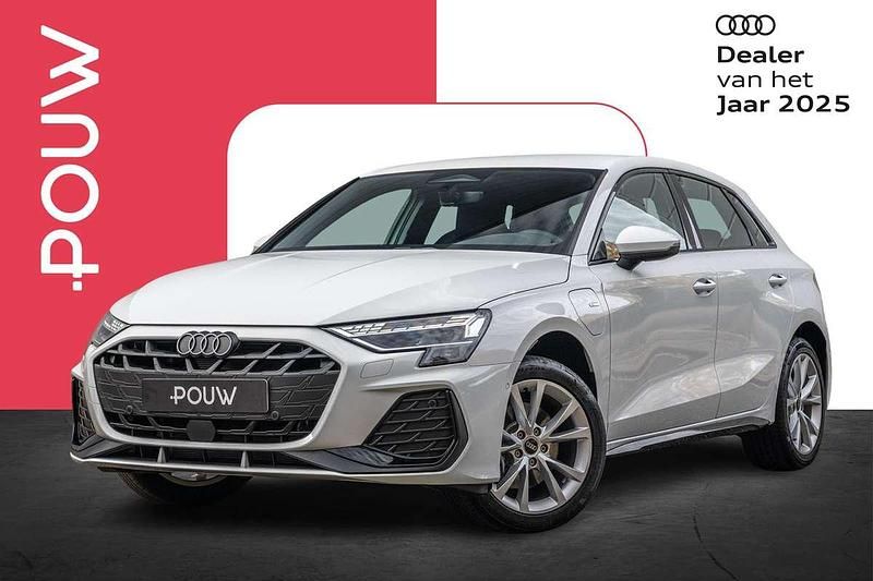 Wit Nieuw 2025 Audi A3 Sportback e-tron Hatchback | € 48.950 (Iets duurder) - Afbeelding 1/4