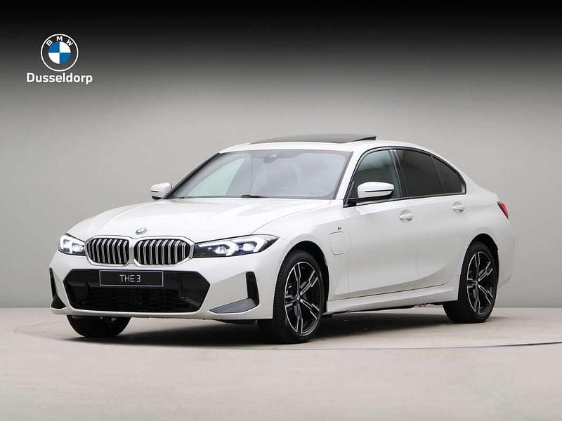 Wit Nieuw 2025 BMW 330e M Sport Sedan | € 64.978 (Super prijs) - Afbeelding 1/4