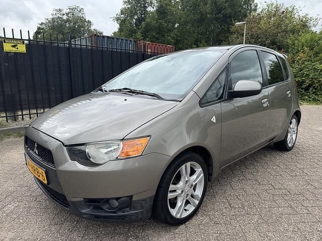Grijs, metallic lak Gebruikt 2009 Mitsubishi Colt Edition Hatchback | € 2.950 (Goede deal) - Afbeelding 1/4