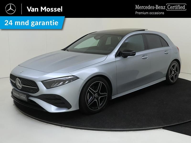 Grijs Gebruikt 2024 Mercedes A180 AMG line Hatchback | € 35.945 (Eerlijke prijs) - Afbeelding 1/4