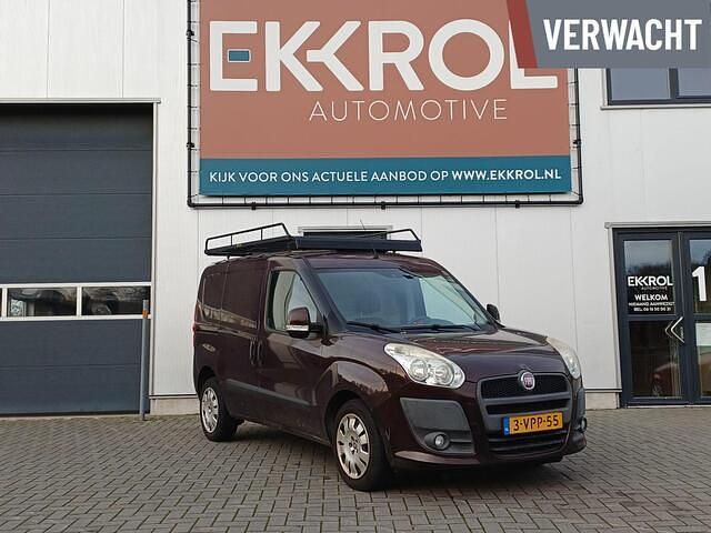 Rood (metallic) Gebruikt 2011 Fiat Doblò MPV | € 4.750 (Eerlijke prijs) - Afbeelding 1/3