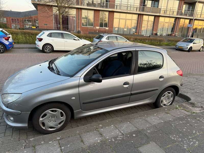 Grijs Gebruikt 2002 Peugeot 206 Hatchback | € 999 (Eerlijke prijs) - Afbeelding 1/4