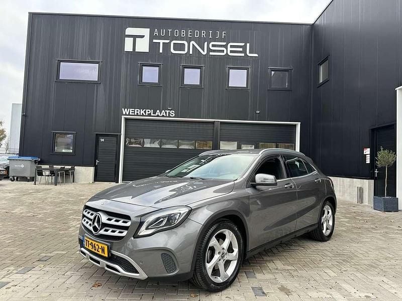 Grijs Gebruikt 2017 Mercedes GLA180 Premium Plus SUV | € 17.950 (Goede deal) - Afbeelding 1/4