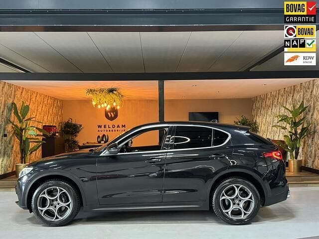 Zwart (metallic) Gebruikt 2017 Alfa Romeo Stelvio Super SUV | € 27.990 (Eerlijke prijs) - Afbeelding 1/4
