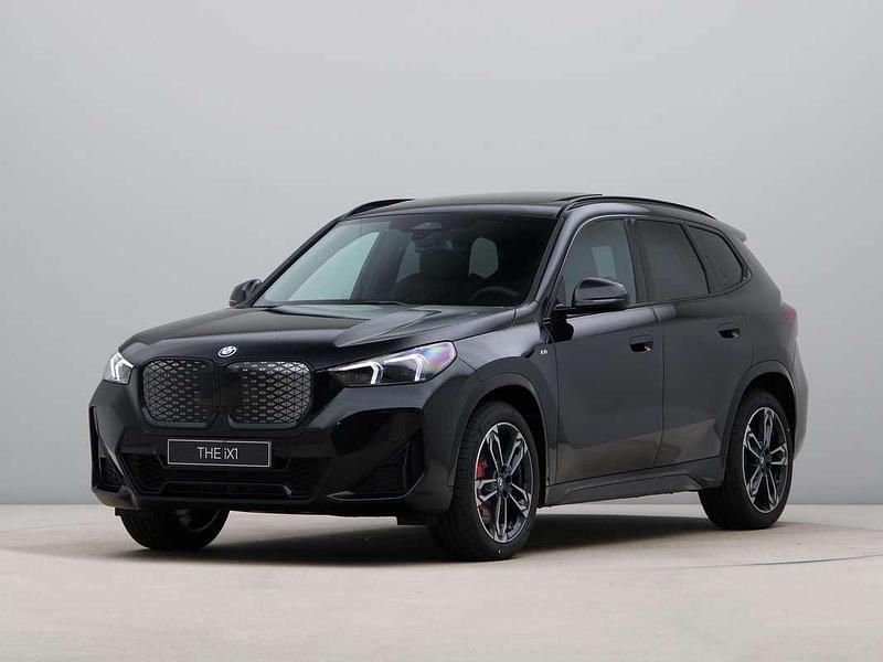 Zwart Nieuw 2025 BMW iX1 M Sport SUV | € 58.620 (Super prijs) - Afbeelding 1/4