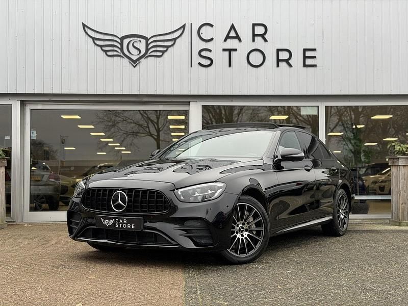 Zwart Gebruikt 2021 Mercedes E300 AMG line Sedan | € 44.950 (Eerlijke prijs) - Afbeelding 1/4