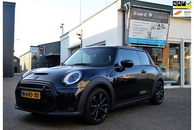 Zwart (metallic) Occasion 2022 Mini Cooper Hatchback | € 16.900 (Goede deal) - Afbeelding 1/4