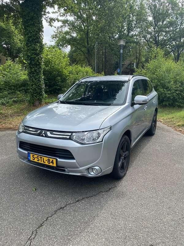 Grijs Gebruikt 2013 Mitsubishi Outlander Intense SUV | € 6.800 (Eerlijke prijs) - Afbeelding 1/4