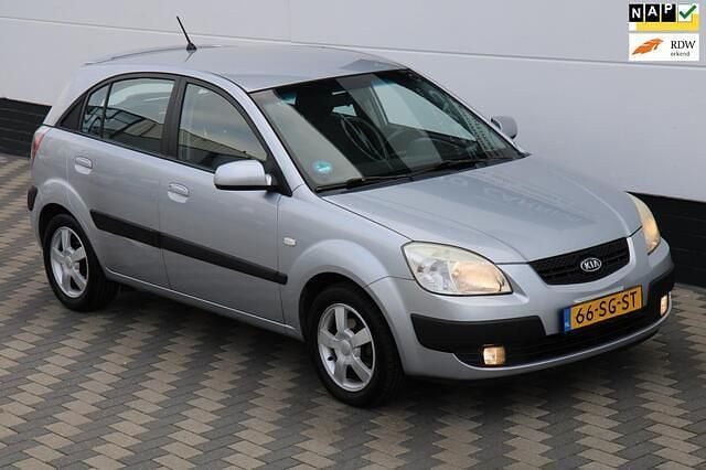 Grijs Gebruikt 2006 Kia Rio Hatchback | € 1.995 (Eerlijke prijs) - Afbeelding 1/4