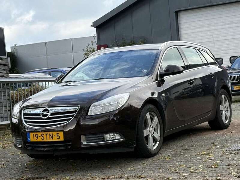 Bruin Gebruikt 2011 Opel Insignia Stationwagen | € 3.450 - Afbeelding 1/4