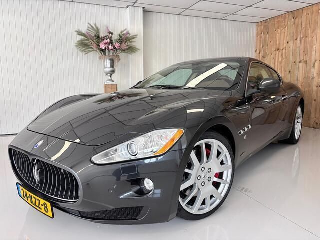 Grijs, metallic lak Gebruikt 2010 Maserati Granturismo Coupé | € 48.950 - Afbeelding 1/4