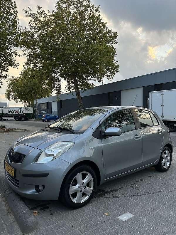 Gebruikt 2006 Toyota Yaris Sol Sedan | € 3.995 (Duur) - Afbeelding 1/4