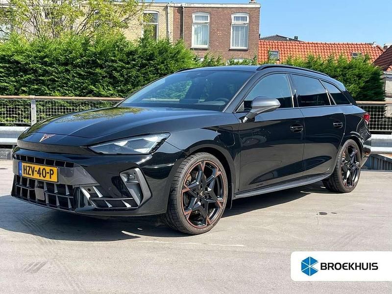 Zwart, metallic lak Gebruikt 2024 Cupra Leon VZ Stationwagen | € 40.900 (Super prijs) - Afbeelding 1/4
