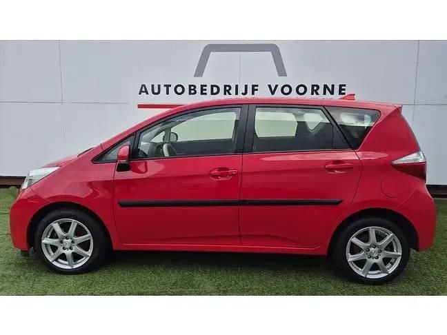 Rood Gebruikt 2014 Toyota Verso-S MPV | € 6.750 (Goede deal) - Afbeelding 1/4