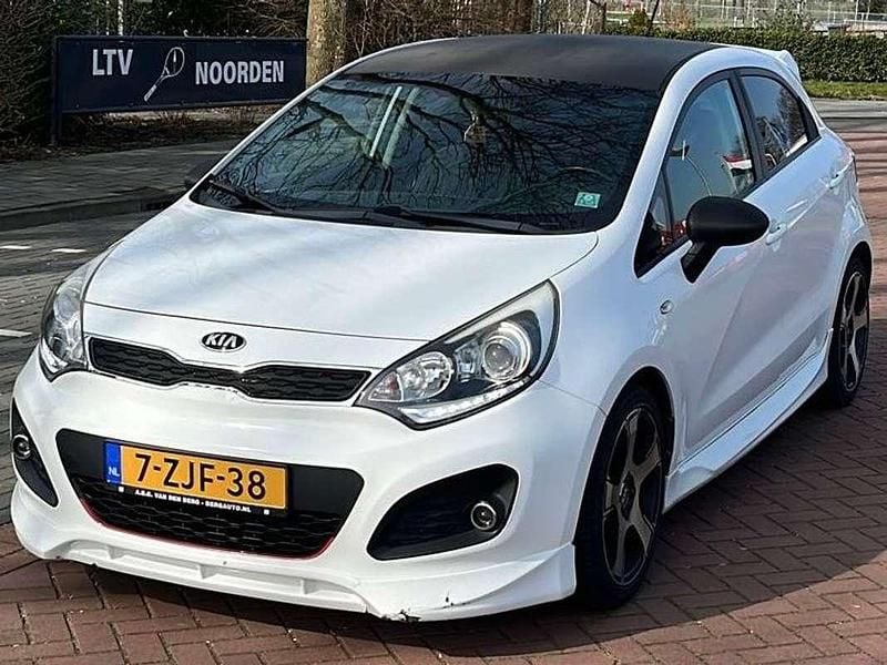 Wit Gebruikt 2015 Kia Rio MPV | € 8.500 (Eerlijke prijs) - Afbeelding 1/4