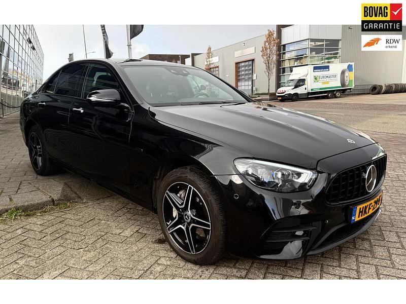 Zwart Gebruikt 2021 Mercedes E300 AMG line Sedan | € 41.950 (Super prijs) - Afbeelding 1/4