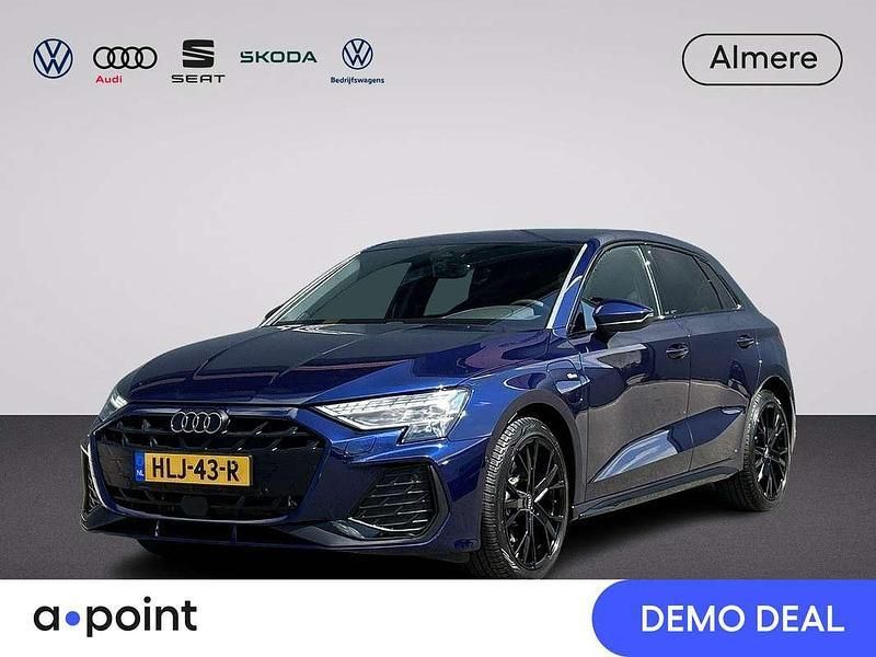 Blauw, metallic lak Gebruikt 2025 Audi A3 Sportback e-tron S-Line Hatchback | € 41.849 (Eerlijke prijs) - Afbeelding 1/4