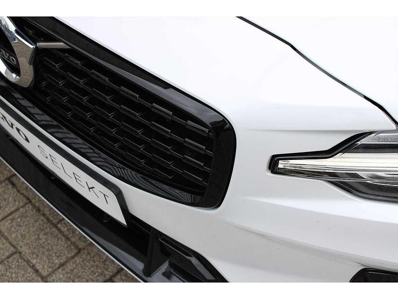 Wit Gebruikt 2019 Volvo S60 R-Design Sedan | € 31.950 (Eerlijke prijs) - Afbeelding 1/4