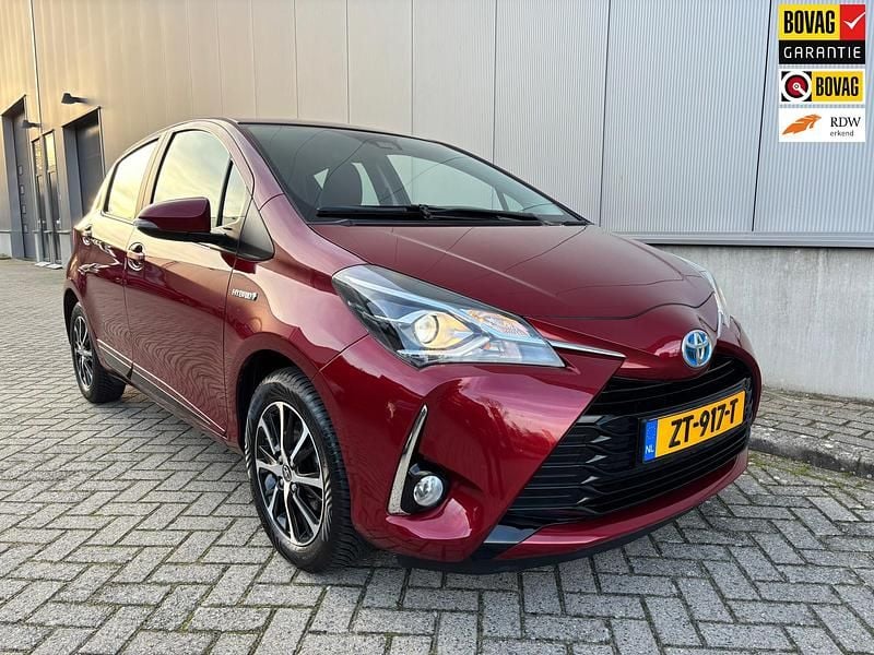 Rood (metallic) Occasion 2018 Toyota Yaris Hybrid Design Hatchback | € 14.950 (Goede deal) - Afbeelding 1/4
