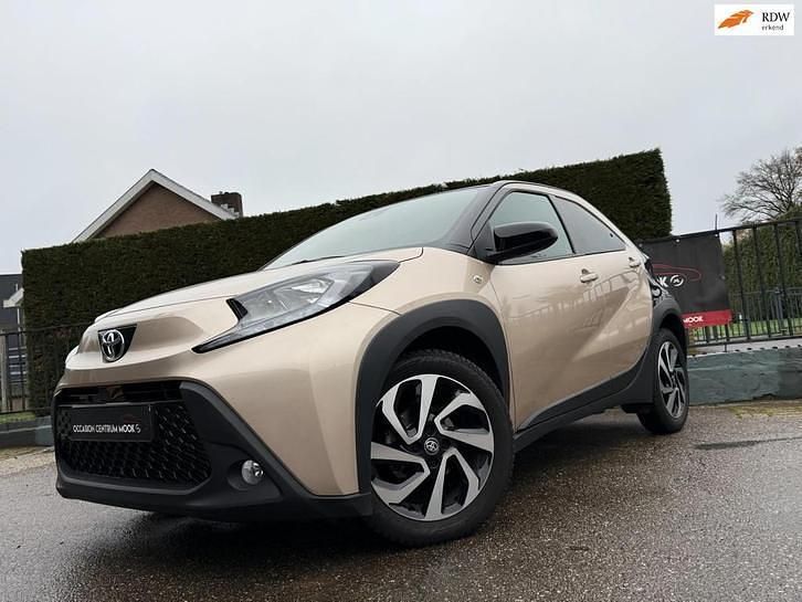 Beige (metallic) Gebruikt 2024 Toyota Aygo X Pulse SUV | € 14.999 (Super prijs) - Afbeelding 1/4
