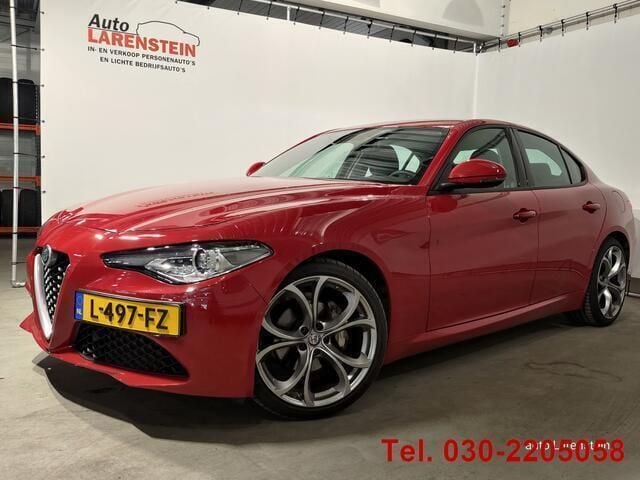 Rood Gebruikt 2018 Alfa Romeo Giulia Business Sedan | € 29.450 (Eerlijke prijs) - Afbeelding 1/4