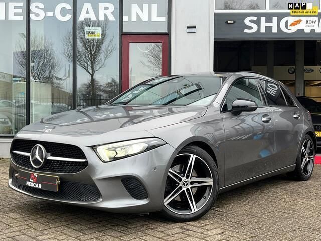 Grijs Gebruikt 2022 Mercedes A200 Luxury Hatchback | € 27.499 (Goede deal) - Afbeelding 1/4