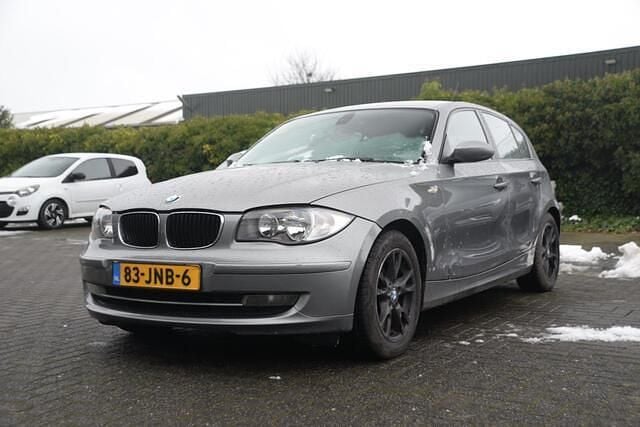Grijs Occasion 2009 BMW 118 Hatchback | € 1.000 (Super prijs) - Afbeelding 1/4