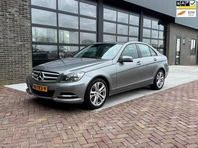 Grijs, metallic lak Gebruikt 2012 Mercedes C180 Premium Sedan | € 12.975 (Eerlijke prijs) - Afbeelding 1/4