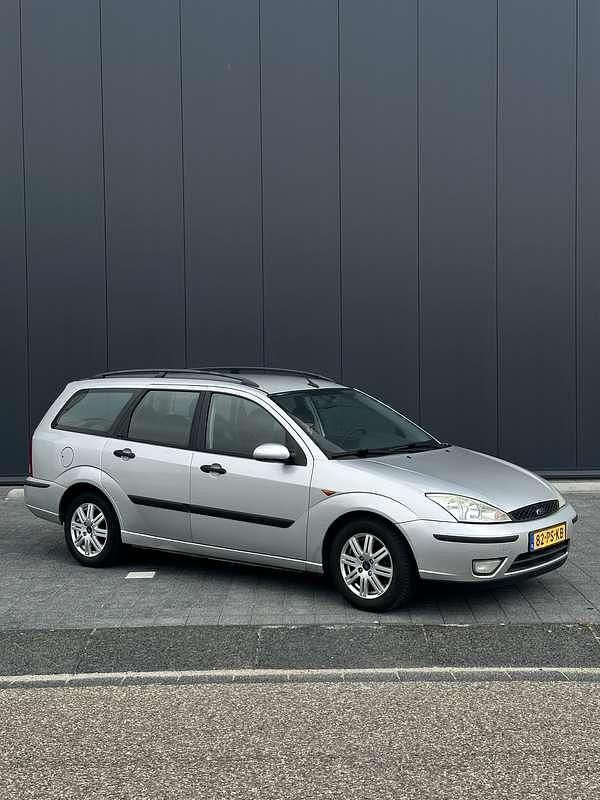 Grijs Gebruikt 2004 Ford Focus Futura Stationwagen | € 1.450 (Eerlijke prijs) - Afbeelding 1/4