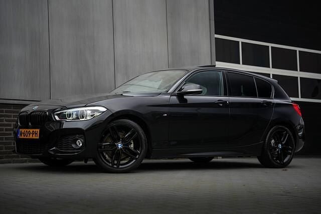 Zwart (metallic) Occasion 2016 BMW 125 M Sport Hatchback | € 18.945 (Eerlijke prijs) - Afbeelding 1/4