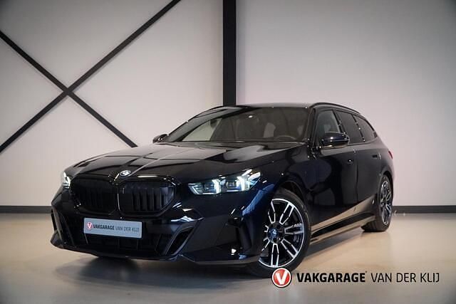 Zwart Gebruikt 2024 BMW 530e M Sport Stationwagen | € 59.950 - Afbeelding 1/4