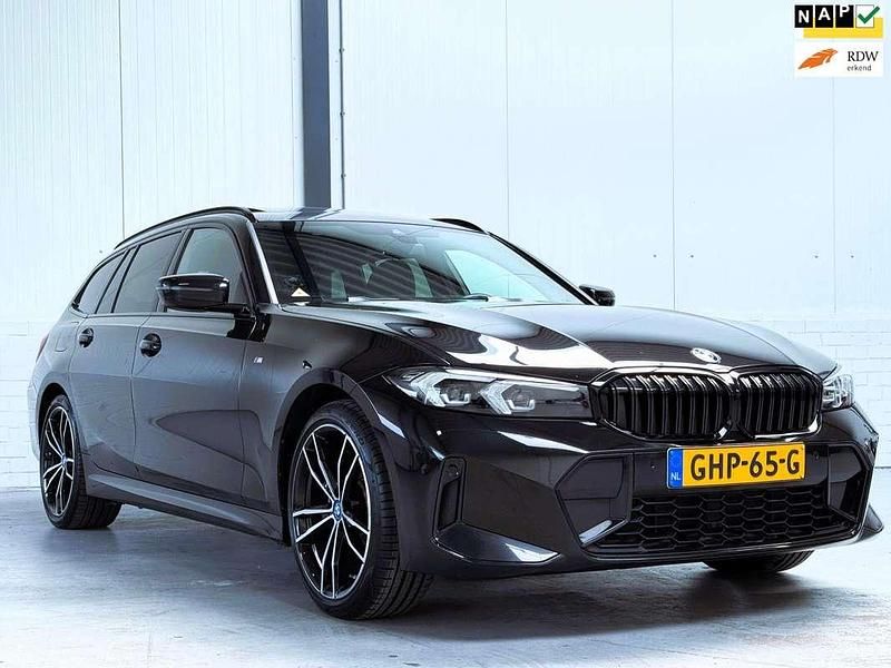 Zwart Gebruikt 2024 BMW 320e M Sport Stationwagen | € 42.500 (Eerlijke prijs) - Afbeelding 1/4