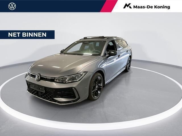 Grijs Gebruikt 2024 VW Passat R-line Edition Stationwagen | € 50.740 - Afbeelding 1/4