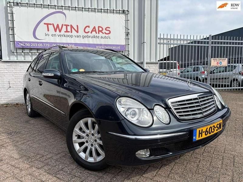 Zwart Gebruikt 2003 Mercedes E240 Avantgarde Stationwagen | € 6.995 (Iets duurder) - Afbeelding 1/4