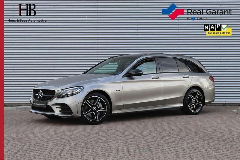 Grijs Gebruikt 2020 Mercedes C300e AMG Stationwagen | € 28.445 (Eerlijke prijs) - Afbeelding 1/4