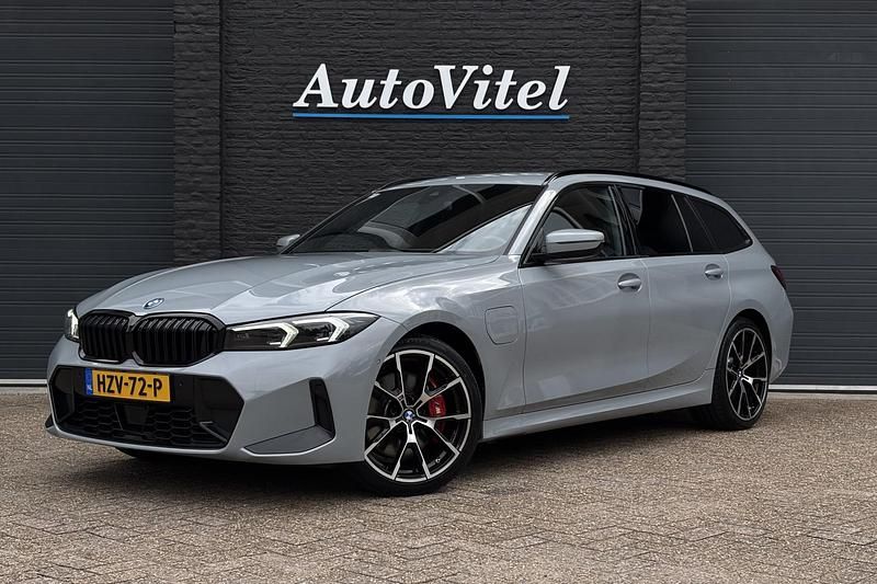 Grijs Gebruikt 2022 BMW 330e M Sport Stationwagen | € 39.945 (Iets duurder) - Afbeelding 1/4