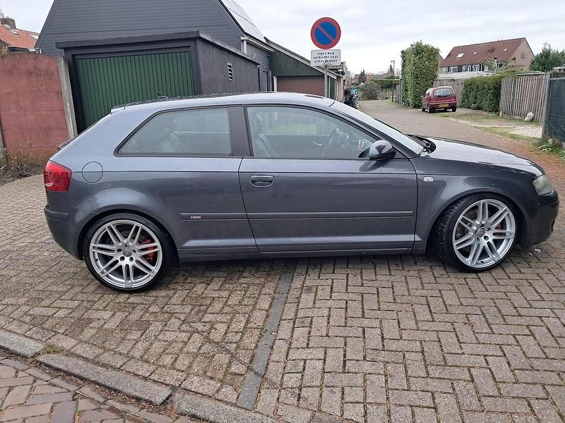 Grijs (metallic) Gebruikt 2004 Audi A3 Ambition Hatchback | € 7.999 (Eerlijke prijs) - Afbeelding 1/4