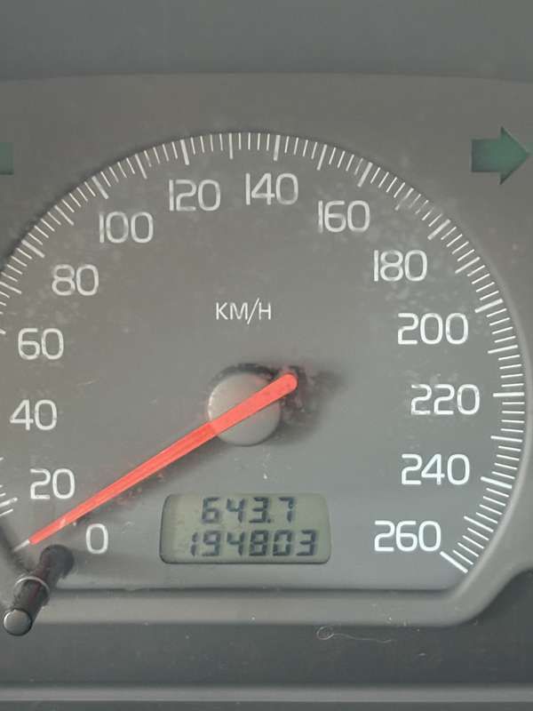Geel Gebruikt 2001 Volvo V40 Stationwagen | € 2.000 (Eerlijke prijs) - Afbeelding 1/4