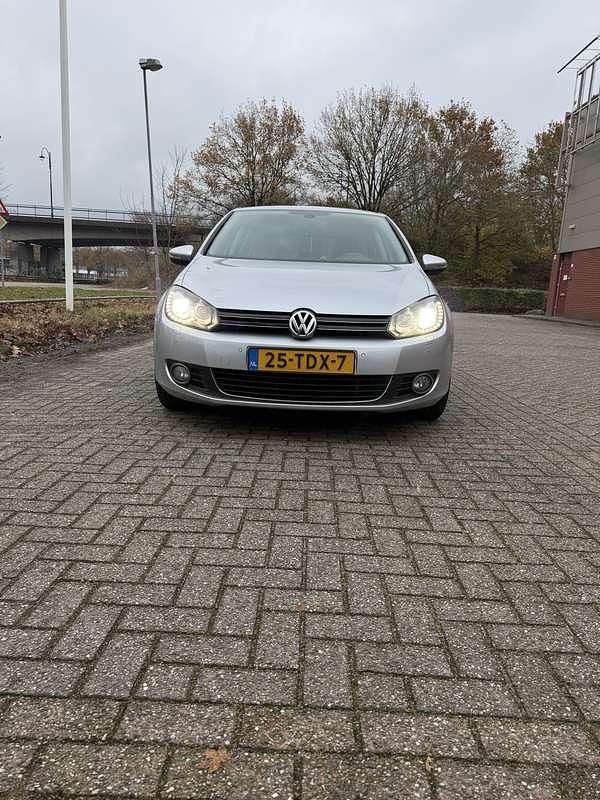 Zilver Gebruikt 2012 VW Golf VII Highline Sedan | € 7.750 (Eerlijke prijs) - Afbeelding 1/4